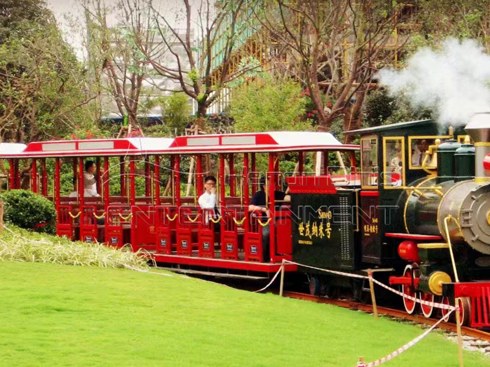 Proyecto de tren turístico con vías a gran escala en zona paisajística